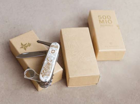 Rheinpack - Vollkarton Verpackungen - Verkaufsverpackungen - Promotionsverpackungen - Süsswarenverpackungen - Geschenkverpackungen - Wellkarton Verpackungen - Graukarton Verpackungen - Stulpdeckelschachel - Klappdeckelschachteln - Archivschachteln - Lagerschachteln - Faltschachteln - Gitterfachstege - Kantenschoner - Rillbox - Ritzbox - Überzogene Verpackungen - RheinDesign - Rohkartonage - Geschenkverpackungen B2B - CAD Verpackungsentwicklung - Beratung Kartonverpackung - Konzeption Kartonverpackung - Produktion Kartonverpackung - Prägedruck Kartonverpackung - Papira® - Papira® Hohlwand Verpackungen - Papira® Schieber Verpackungen - Papira® Eclipse - Papira® Mini Selection - Beutel Verpackung - Schokotafel Verpackung - Papira® LOVE - Rheinpack GmbH: Ihr Partner für Verpackungen aus Karton - von der Konzeption bis zur Realisierung! Rheinpack - Solid cardboard packaging - Sales packaging - Promotional packaging - Confectionery packaging - Gift packaging - Corrugated cardboard packaging - Grey cardboard packaging - Hinged lid boxes - Folding cartons - Archive boxes - Storage boxes - Folding boxes - Grid partition inserts - Edge protectors - Crease box - Score box - Coated packaging - RheinDesign - Raw cardboard packaging - B2B gift packaging - CAD packaging development - Cardboard packaging consultation - Cardboard packaging concept - Cardboard packaging production - Embossed printing cardboard packaging - Papira® - Papira® Hollow wall packaging - Papira® Slider packaging - Papira® Eclipse - Papira® Mini Selection - Bag packaging - Chocolate bar packaging - Papira® LOVE - Rheinpack GmbH: Your partner for cardboard packaging - from concept to realization!